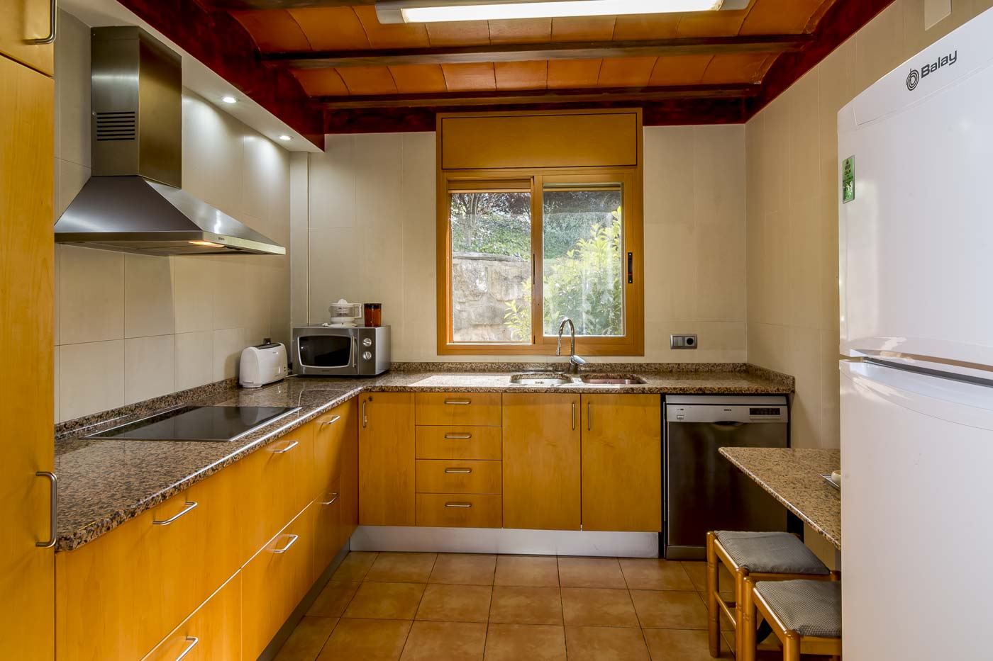 Cocina acogedora tiene mesa de desayuno